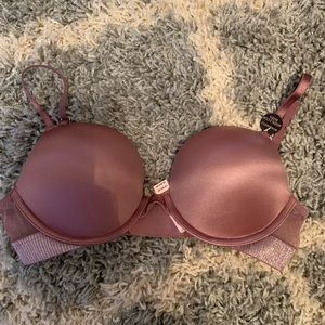 Victoria’s Secret bombshell 34B push-up